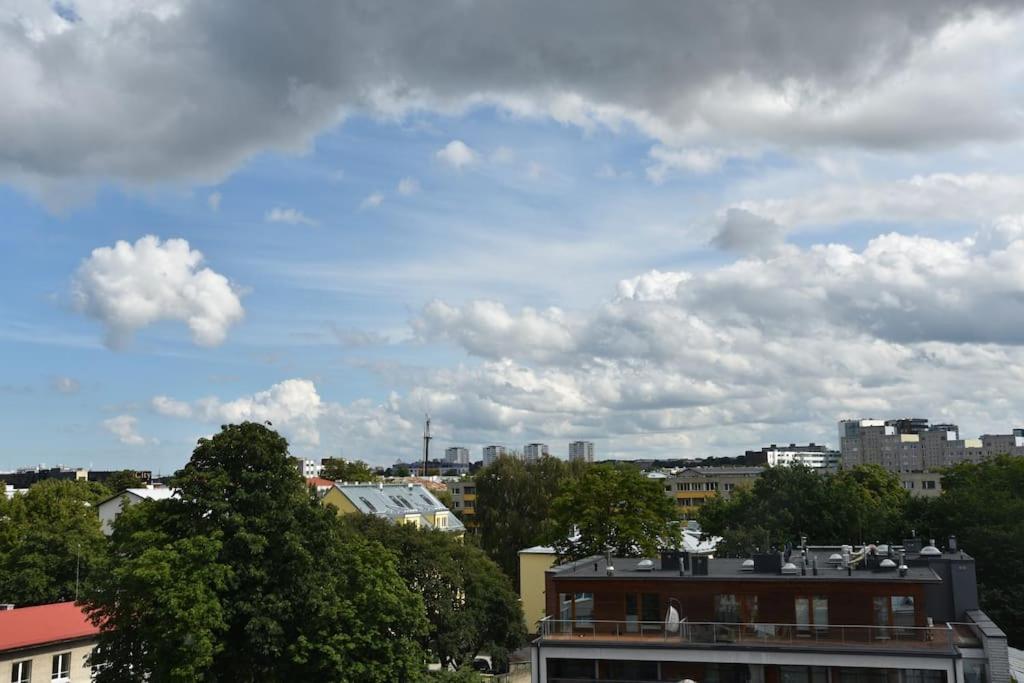 Kahe Magamistoaga Ja Suure Elutoaga 3-Toaline Korter Vaatega Tallinna Aerikeskusele Exterior foto